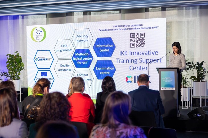 IV Europass and Euroguidance Vocational Education Fórum Varsóban előadó kivetítővel és előtte a nézők