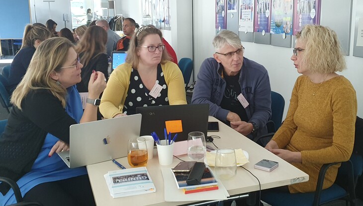 Csapatmunka a National VET Team akrreditált képzésén férfiak és nők egy asztalnál