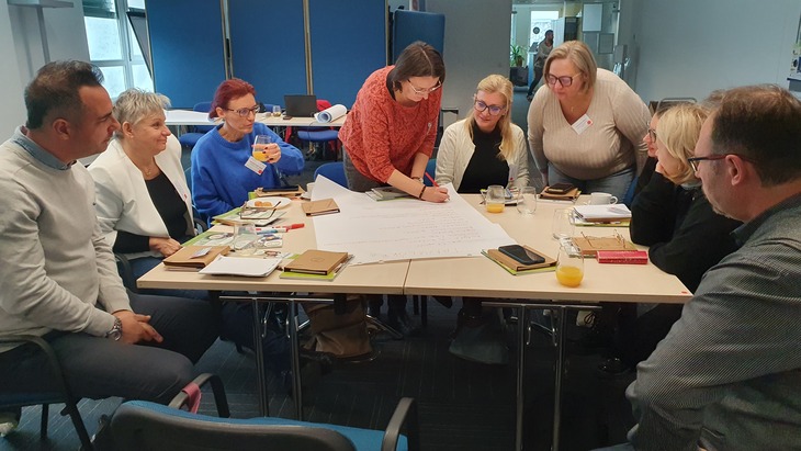 Nemzetk&ouml;zi programok eredm&eacute;nyeinek felhaszn&aacute;l&aacute;sa az int&eacute;zm&eacute;ny fejleszt&eacute;se &eacute;rdek&eacute;ben c&iacute;mű workshopon egy k&ouml;z&ouml;s munka