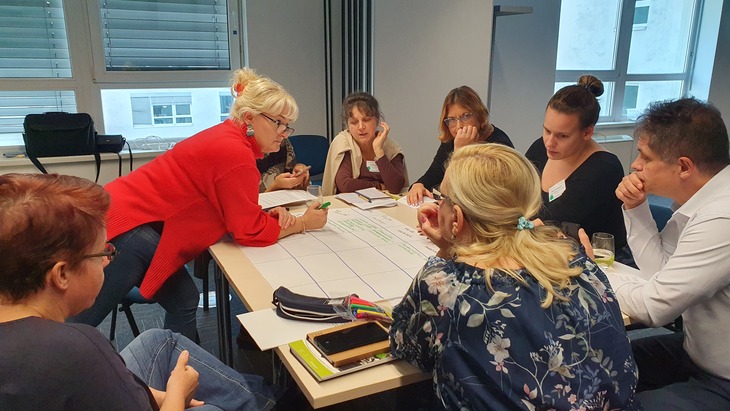 Nemzetk&ouml;zi programok eredm&eacute;nyeinek felhaszn&aacute;l&aacute;sa az int&eacute;zm&eacute;ny fejleszt&eacute;s &eacute;rdek&eacute;ben c&iacute;mű workshop r&eacute;sztvevői egy teremben