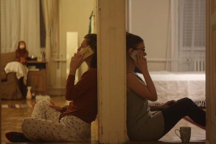 Nyitott Kör Drámatúra projekt két ember falnak támaszkodva telefonon beszél