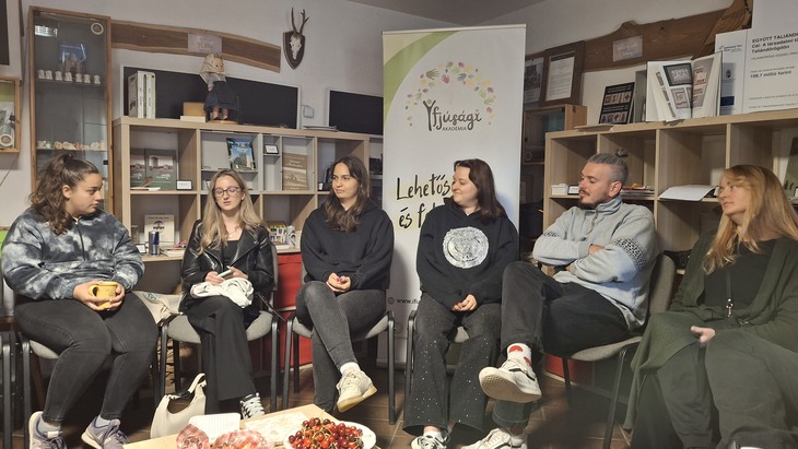 Ötletből változás workshopon székeken félkörben ülnek a résztvevők
