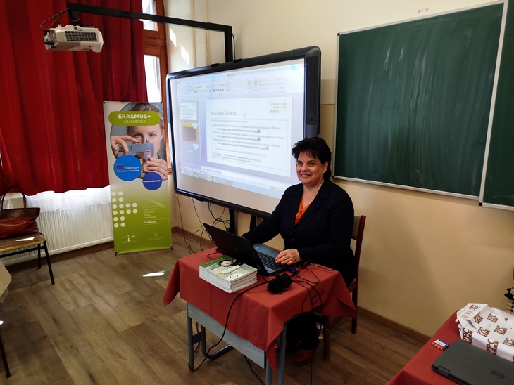 Palencsárné Kasza Marianna előadást tart egy iskolában