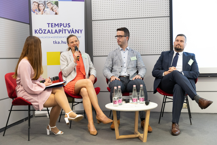 Pannónia Alumni Klub keretében a panelbeszélgetés 4 előadója ül székeken egymás mellett