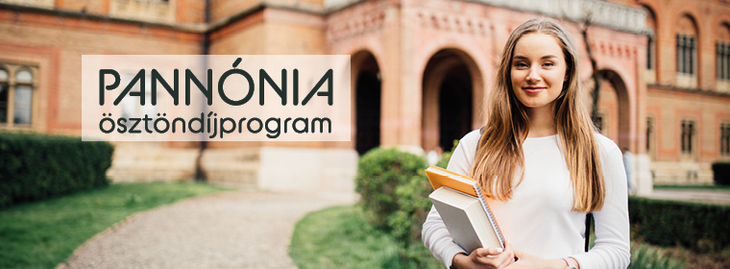 Pannónia ösztöndíjprogram logóval kép amelyen egy lány áll egy egyetemi épület előtt