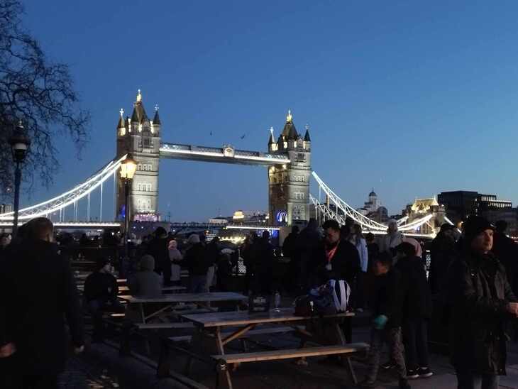 A londoni Tower bridge esti látképe