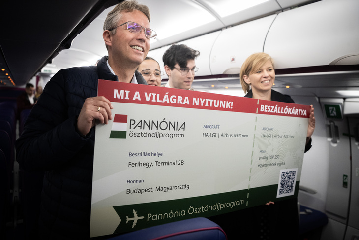 Hankó Balázs és Varga Bajusz Veronika egy nagy méretű Pannónia Ösztöndíjprogramos beszállókártyát tart a kezében