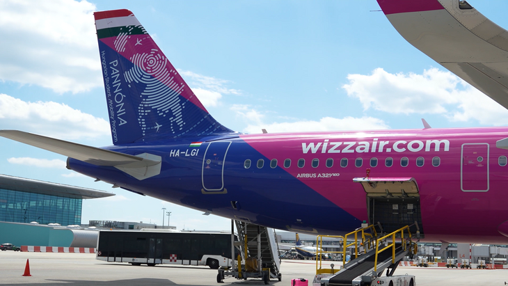 Wizz Air repülőgép melynek függőleges vezérsíkján a Pannónia Ösztöndíjprogram matricája látható
