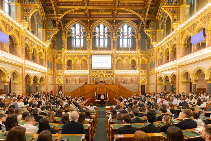 Parlamenti Ifj&uacute;s&aacute;gi nap a Parlament &uuml;l&eacute;sterme