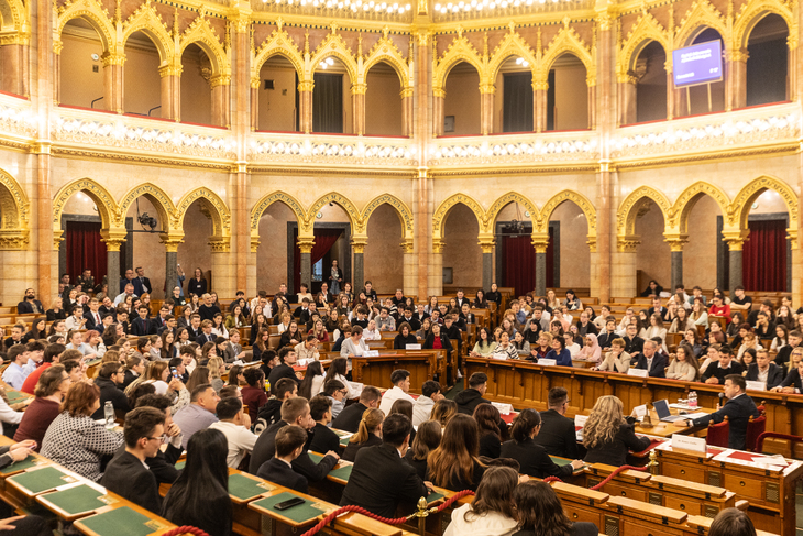 Parlamenti Ifj&uacute;s&aacute;gi nap a Parlament &uuml;l&eacute;sterme oldaln&eacute;zetből