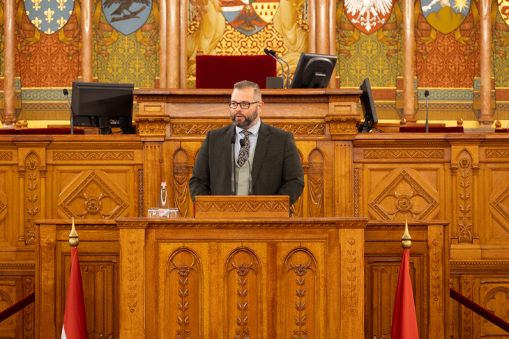 Parlamenti Ifj&uacute;s&aacute;gi nap Bodrogi Rich&aacute;rd a Tempus K&ouml;zalap&iacute;tv&aacute;ny főigazgat&oacute;ja mikrofonnal