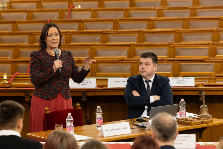 Parlamenti Ifj&uacute;s&aacute;gi nap Borvend&eacute;g Zsuzsanna eur&oacute;pai parlamenti k&eacute;pviselő az &uuml;l&eacute;sterem soraiban tartja besz&eacute;d&eacute;t