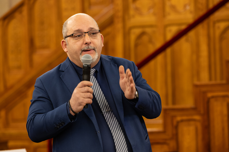 Parlamenti Ifj&uacute;s&aacute;gi nap Cs&aacute;rdi Antal mikrofonnal a kez&eacute;ben