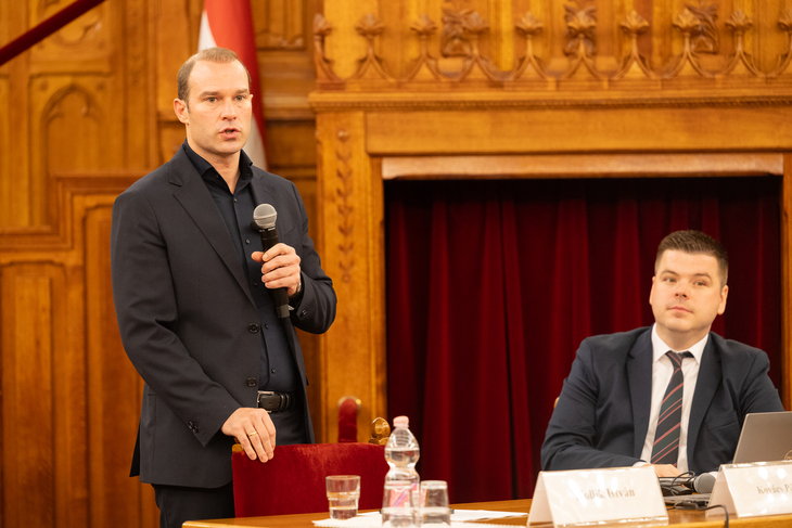 Parlamenti Ifj&uacute;s&aacute;gi nap Hollik Istv&aacute;n orsz&aacute;ggyűl&eacute;si k&eacute;pviselő mikrofonnal a kez&eacute;ben