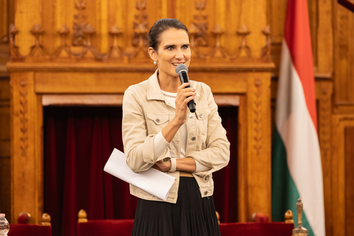 Parlamenti Ifj&uacute;s&aacute;gi nap Nagy Vargha Zs&oacute;fia helyettes &aacute;llamtitk&aacute;r kez&eacute;ben mikrofonnal