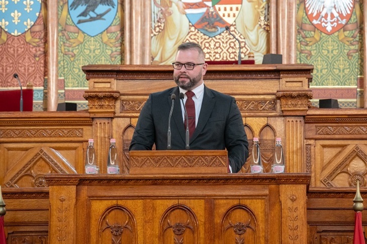 Parlamenti pulpituson Bodrogi Richárd a Tempus Közalapítvány főigazgatója tart beszédet