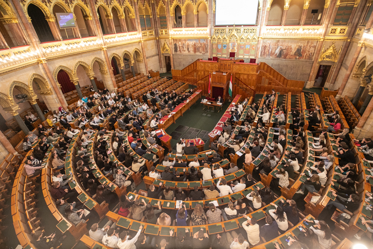 Parlamenti ülésterem diákokkal tele