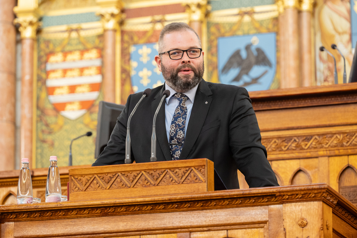 A Parlament üléstermében a pulpituson Bodrogi Richárd a Tempus Közalapítvány főigazgatója tart beszédet