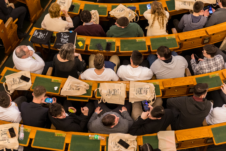 Diákok ülnek a Parlament üléstermében felülről fotózva