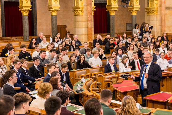 A Parlament üléstermében a padsorok előtt Hiller István országgyűlési képviselő válaszol a diákok kérdéseire