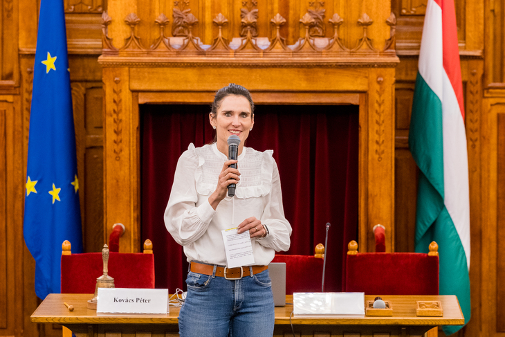 A Parlament üléstermében a pulpitus előtt Nagy Vargha Zsófia a KIM fiatalokért felelős helyettes államtitkára beszél