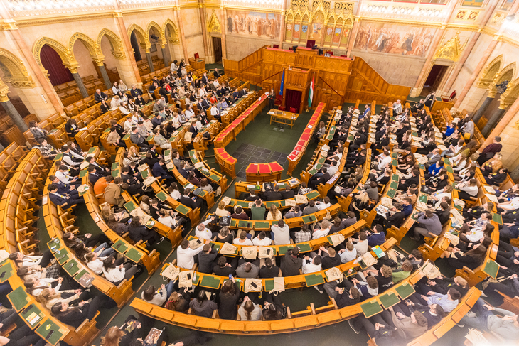 Diákok ülnek a Parlament üléstermében