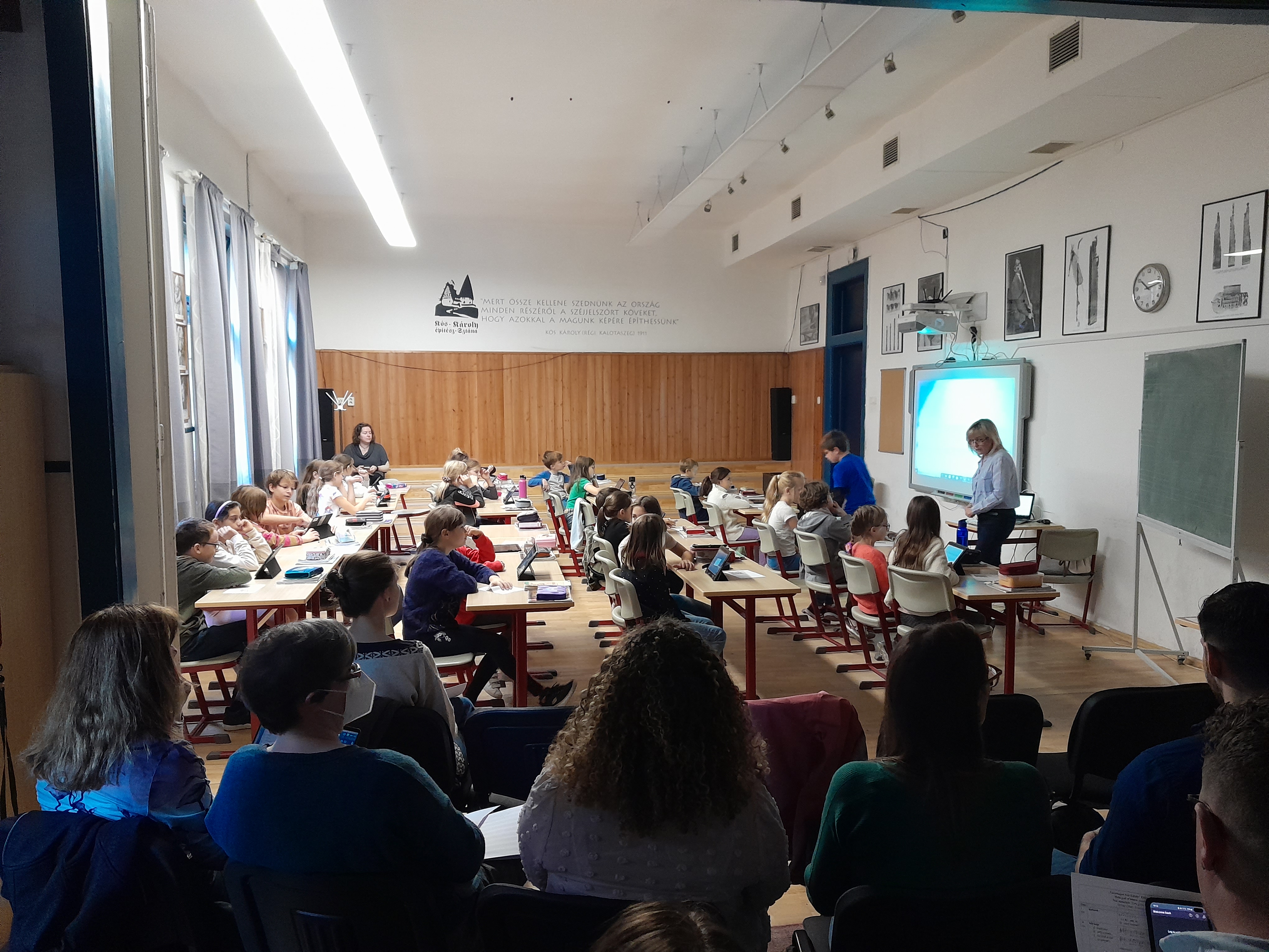 Gyerekek ülnek egy tanteremben és részt vesznek a PRESTO projekt keretein belül egy mintaórán