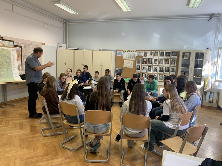 &Aacute;ltal&aacute;nos iskol&aacute;sok &uuml;lnek egy k&ouml;rben egy tanteremben