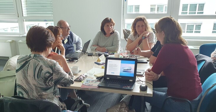 Projektoktatás workshop résztvevői beszélgetnek egy asztal körül