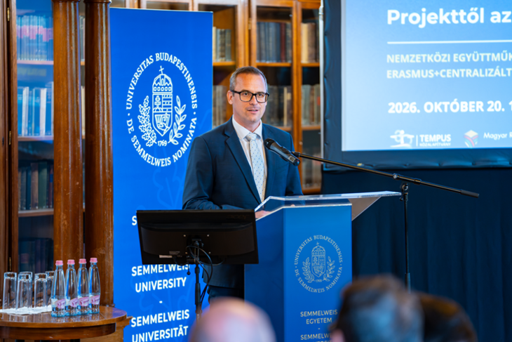 Dr Nagy Balázs Vince a Tempus Közalapítvány kuratóriumi elnöke tart beszédet a pulpituson állva
