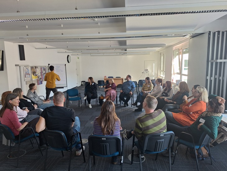 Rikter Ádám facilitátor írja fel egy táblára a workshop résztvevőinek gondolatait