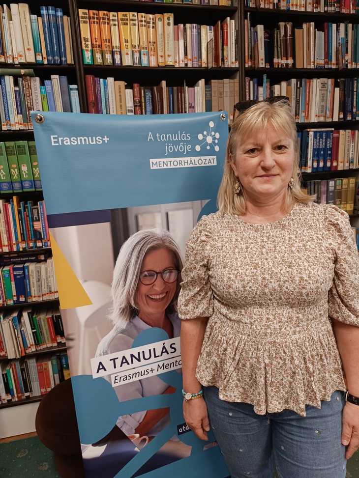 Rácz Rita mentor A tanulás jövője Mentorhálózat banner előtt