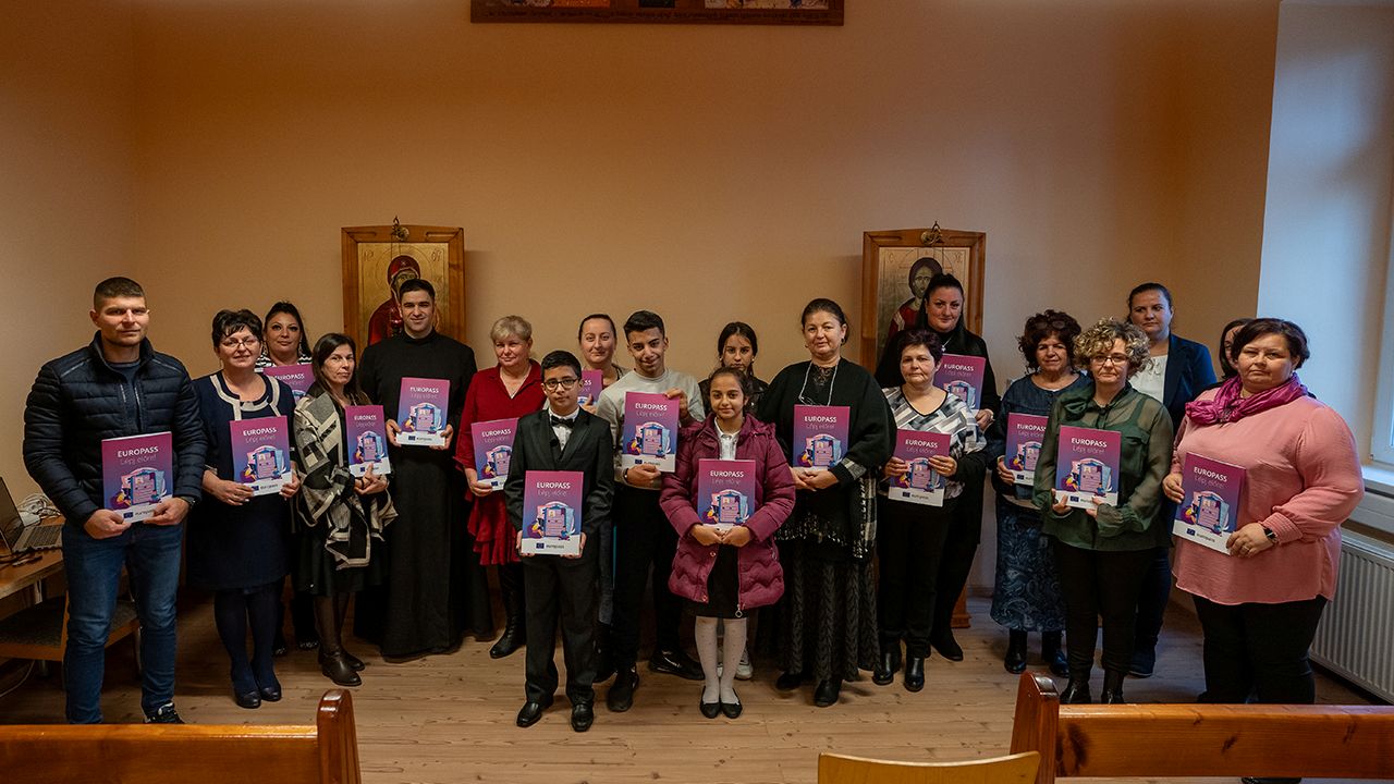 A projektben részt vevő gyermekek és pedagógusok állnak egy teremben