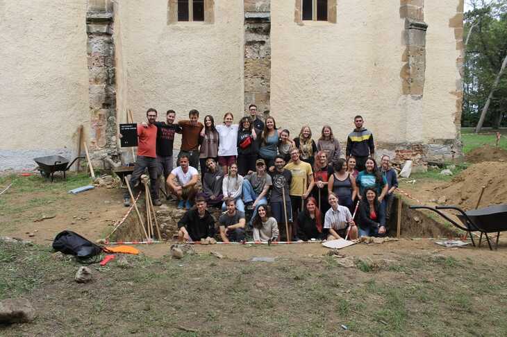 A Fekete Sereg önkéntesei összeálltak egy csoportképre a közösségi ásatás során