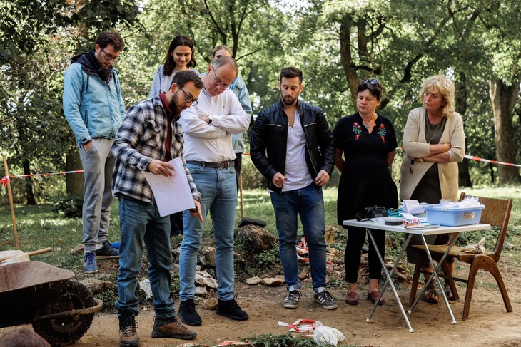 A Fekete Sereg Ifjúsági Egyesület képviselői tervezik a közösségi ásatás következő lépéseit a szakértőkkel