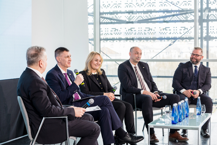 Rektorok szakmai kerekasztal beszélgetése a színpadon a konferencia kapcsán