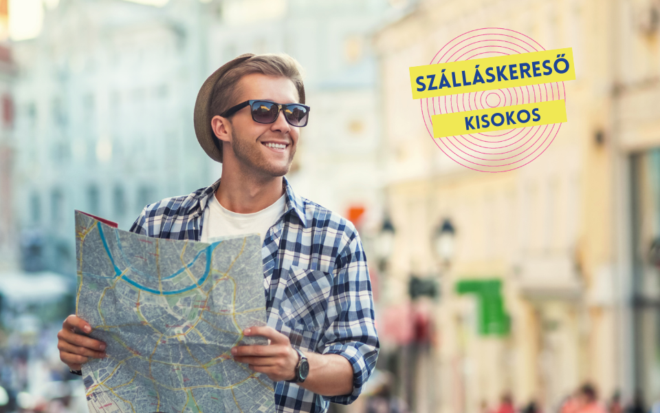 fiatal férfi térképpel városi környezetben
