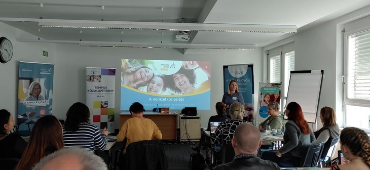 Szeles Beáta előadást tart a nemzetköziesítésről
