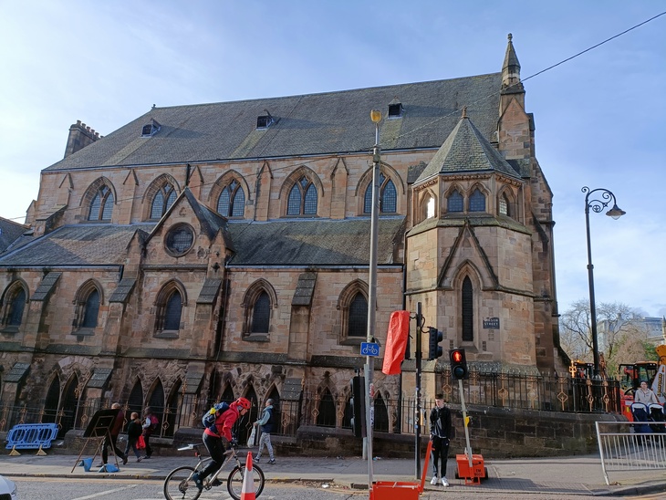 A képen egy épület látható