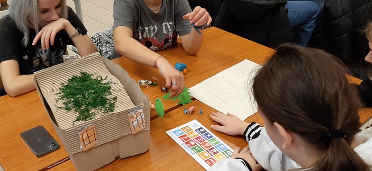 diákok tanórán kézműveskednek projektmunka keretében