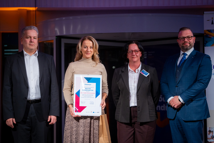 A k&eacute;pen a d&iacute;jazott Tarr Zsuzsanna &eacute;s a Tempus munkat&aacute;rsai