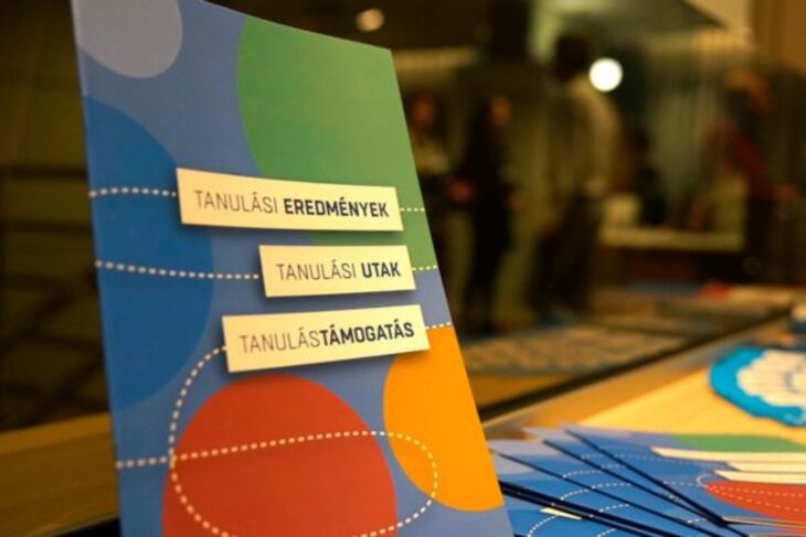 TEA szemlélet kiadvány képe egy asztalon