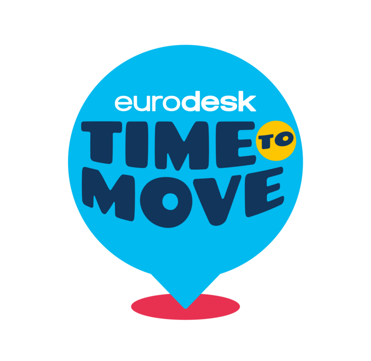 Time to move logo színes hullámos háttérben egy fehér nonfiguratív felületen fekete felirat