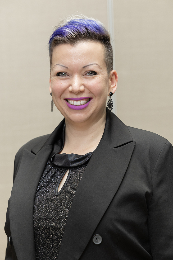 Fekete felsőbe öltözött nő Tóth Éva NVET szakértő