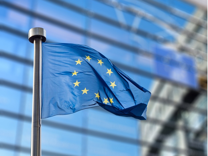 Az Európai Unió zászlaja lobog a szélben