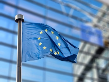 Az Európai Unió zászlaja lobog a szélben