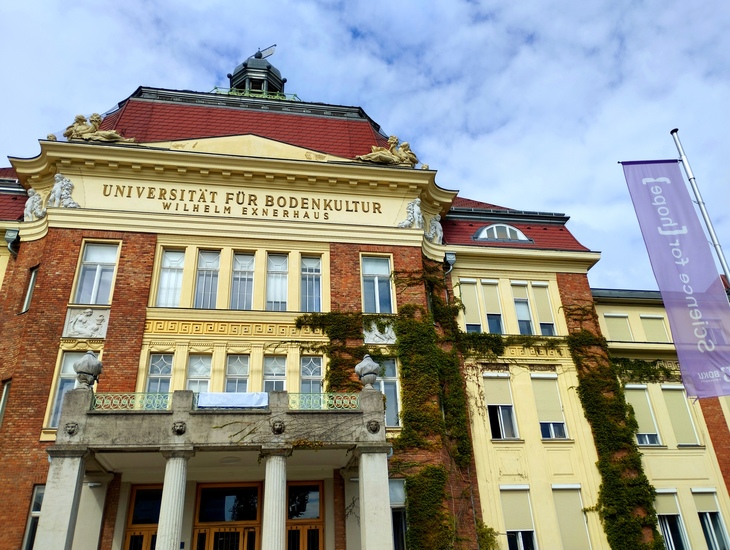 Az Universitat für Bodenkultur Wien oszlopos épülete Bécsben