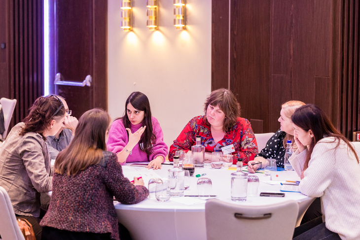 Nemzetk&ouml;zi tev&eacute;kenys&eacute;gek elismer&eacute;se &eacute;s valid&aacute;l&aacute;sa a szakk&eacute;pz&eacute;sben csoportmunka sor&aacute;n a r&eacute;sztvevők egy asztaln&aacute;l k&ouml;z&ouml;sen