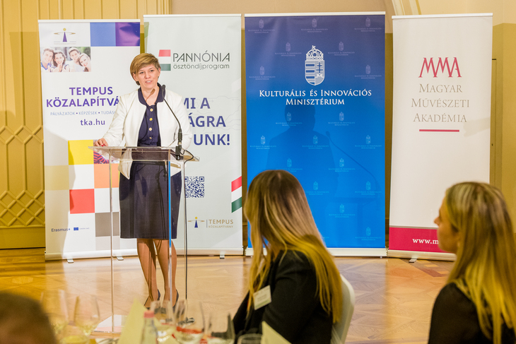 VargaBajusz Veronika köszönti a Pannónia nagyköveteket