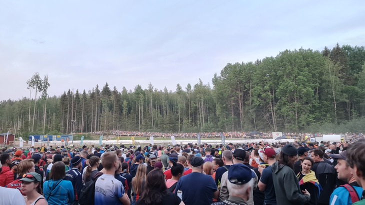 Finn tájfutó verseny nézői és résztvevői